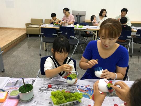 지난 9일 레인보우영동도서관에서 지역의 다자녀 가족들이 체험프로그램에 참여해 만들기를 하고 있다. 사진=영동군 제공.
