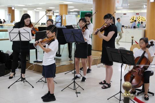 건양대병원은 지난 10일 대전 서구 관저동에 위치한 병원에서 세종시 청소년으로 구성된 별하누리 오케스트라를 초청, 환우를 위한 `힐링 음악회`를 개최했다. 사진=건양대병원 제공
