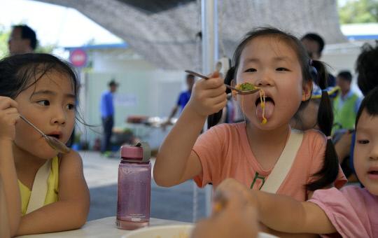 지난해 콩밭열무축제에서 어린이가 열무비빔밥을  먹으며 즐거워 하고 있다. 사진=논산시 제공
