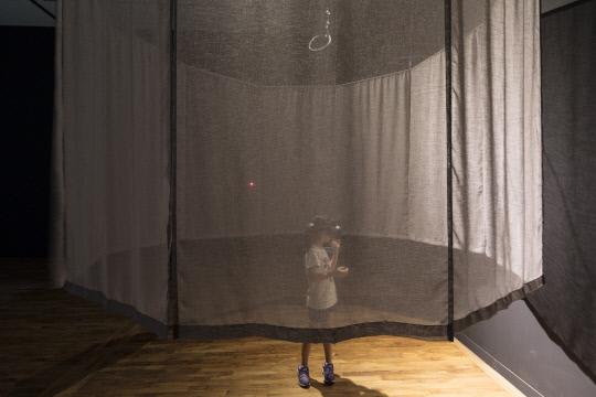 작품 `중첩 속으로`에서 관객은 VR등의 첨단 기기를 이용한 상호작용을 통해 그 세계를 혼합 현실의 형태로 경험할 수 있다.  사진=대전시립미술관 제공
