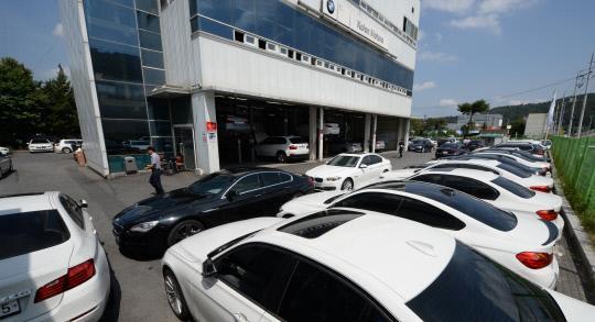 최근 잇따르는 BMW 차량 화재 사건과 관련해 13일 대전 대덕구 BMW 대전 서비스센터에 점검을 받으려는 차량들이 몰려 붐비고 있다. 신호철 기자