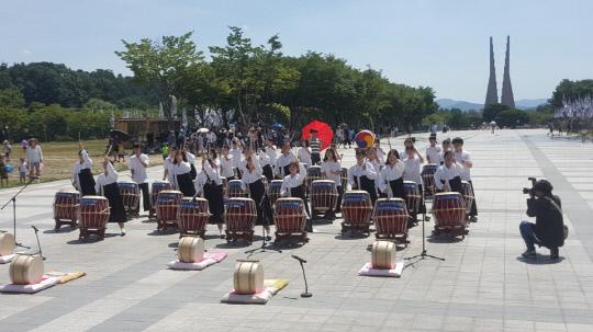 부여여중과 석성중학교 가온누리 난타부 동아리가 찬안독립기념관에 개최된 광복절행사에 공연을 펼치고 있다. 사진=부여교육지원청 제공
