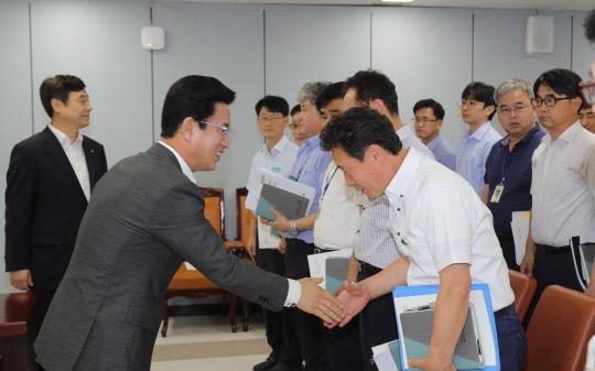허태정(왼쪽) 대전시장이 20일 대전도시공사를 찾아 직원들과 인사를 나누고 있다. 사진=대전시 제공
