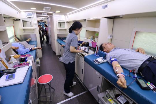 22일 대전대 둔산한방병원에서 진행된 `사랑의 헌혈 행사`에서 교직원들이 헌혈을 하고 있다. 사진=대전대 둔산한방병원
