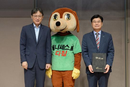 이춘희 세종시장이 지난 3일 서울 중구 한국프레스센터에서 열린 `2018 매니페스토 지방선거부분 약속대상 시상식`에서 선거공약서 분야 최우수상을 수상했다. 사진=세종시 제공
