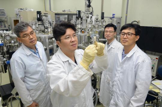 한국전자통신연구원들이 유기 나노렌즈 샘플을 점검하고 있는 모습. 사진=한국전자통신연구원 제공.
