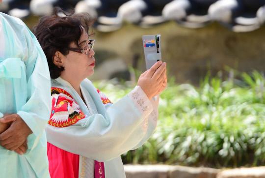 12일 대전시 유성구 진잠향교에서 열린 추기 석전대제에서 한 여성이 휴대폰으로 사진을 찍고 있다. 빈운용 기자
