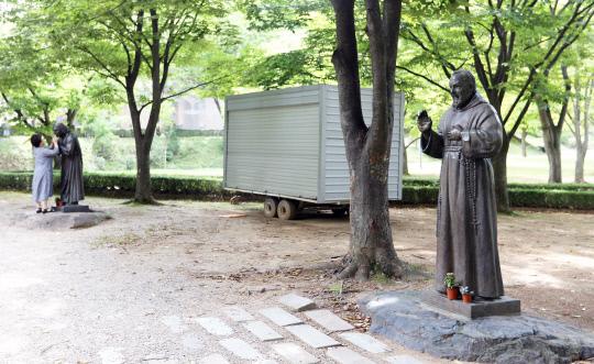 남양 성모성지를 찾은 한 신도가 성인들의 동상 앞에서 기도하고 있다. 사진/김종화 기자
