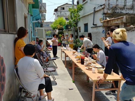 정동 주민들과 예술가들이 함께 모인 식사자리 / 사진제공=대전공공미술연구원

