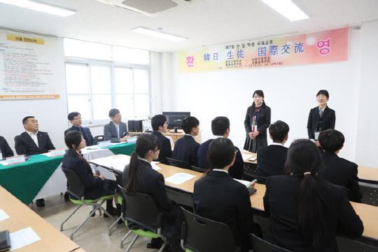 지난 3월 27일부터 3월 30일까지 3박 4일 동안 진행된 제7회 한일 학생 국제교류 일환으로 일본 준신고 교사와 학생이 방한해 환영식을 갖고 있다. 사진=성환고등학교 제공 
