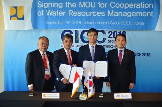 한국수자원공사는 18일 서울 코엑스 인터컨티넨탈 호텔에서 인도네시아 정부 공공사업부와 물 분야 협력을 위한 업무협약(MOU)을 체결했다. 
사진=한국수자원공사 제공

