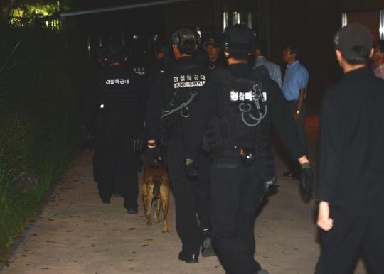 대전광역시 중구 사정동의 오월드 동물원에서 대형 고양이과 동물인 `퓨마` 1마리가 우리를 탈출하는 사고가 발생한 18일 저녁 경찰특공대가 포획을 위해 이동하고 있다. 빈운용 기자
