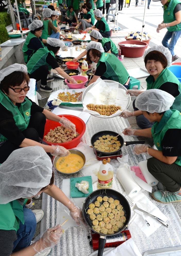 추석 명절을 앞두고 19일 대전 서구청 앞마당에서 대전 서구새마을부녀회 회원들이 관내 어려운 이웃에게 전달할 추석명절음식 만들고 있다. 빈운용 기자