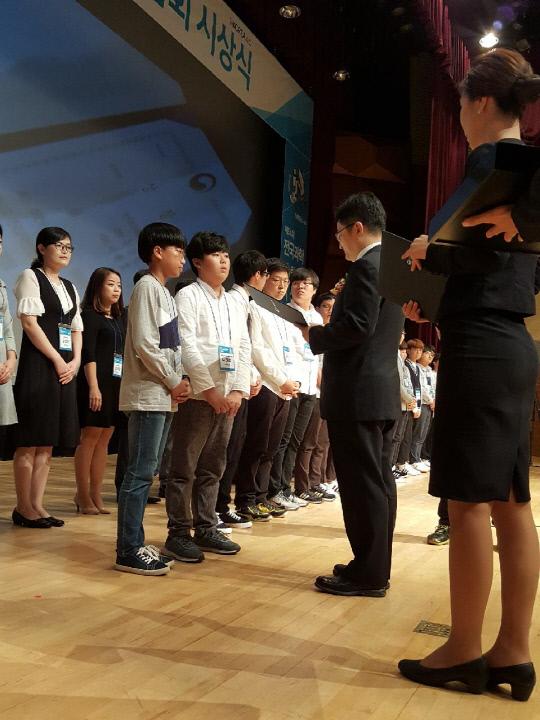 옥천동이초등학교 학생들이 수상하고 있는 모습. 사진=옥천동이초등학교 제공

