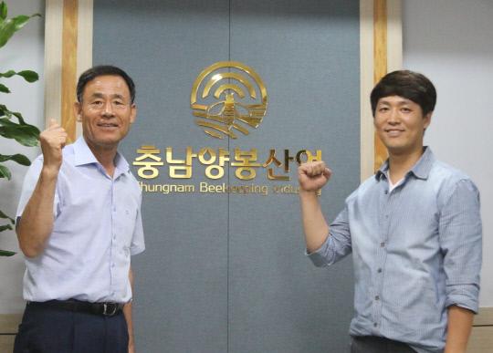 아버지 안종근(왼쪽)씨와 아들 안치성씨가 천안시 광덕면을 충남 양봉산업 메카로 만들겠다며 화이팅을 외치고 있다. 사진=윤평호 기자
