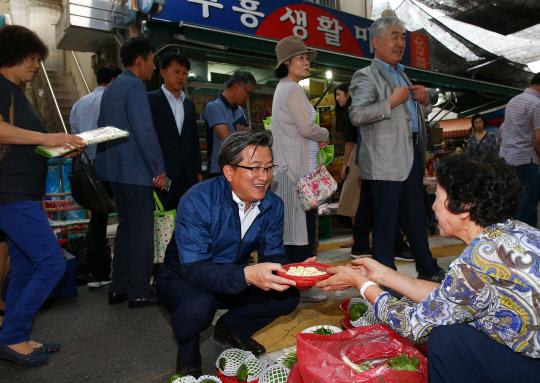 지난 19일 대전 유성구 유성시장에서 진행된 전통시장 장보기 행사에 정용래 청장이 참여하고 있다. 사진=대전 유성구 제공
