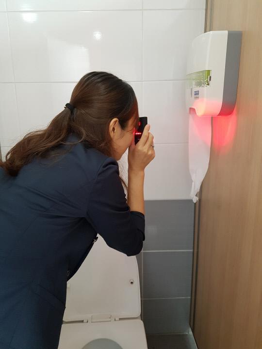 세종시 몰래카메라 점검반이 지역 내 공중화장실에서 몰래카메라 탐지기를 이용해 점검활동을 하고 있다. 사진=세종시 제공

