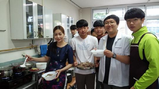 옥천청산고등학교 학생들이 베트남음식을 만들어 보는 다문화 체험행사에 참여하고 있다. 사진=청산고등학교 제공
