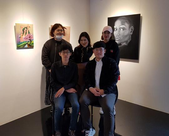 드림그림 프로젝트를 통해 전시회를 열게 된 백재현, 김대건, 이주옥, 김수환, 최윤정(왼쪽부터) 작가. 사진=갤러리도미닉 제공

