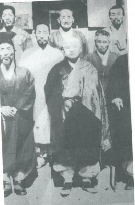 승려생활을 하면서 독립운동을 지원한 김관용(사진 가운데)의 출가 후 사진
사진=해미면행정복지센터 제공
