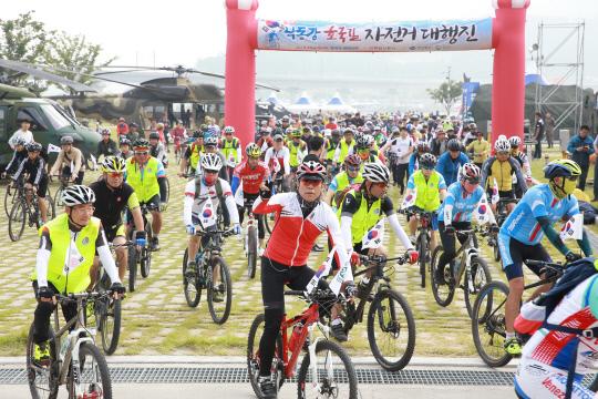 낙동강 대축전의 한 프로그램인 `낙동강 호국길 자전거 대행진` 행사에 지난해 700여 명의 전국 자전거 마니아 및 관광객이 몰렸다. 칠곡군 제공