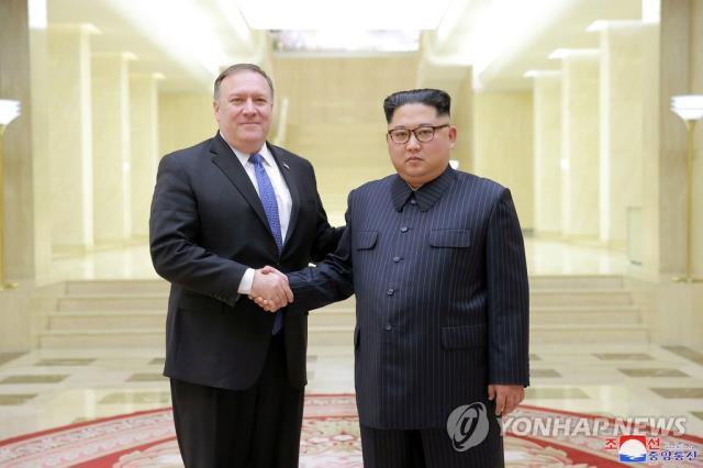 지난 5월9일 평양을 방문한 폼페이오(왼쪽)가 북한 통치자 김정은과 악수하는 모습. [연합뉴스]