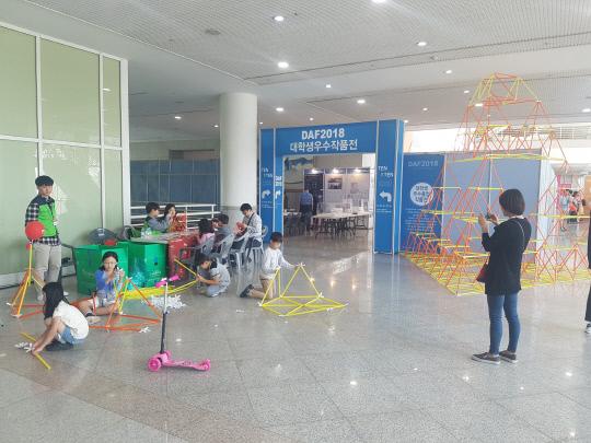 지역 초등학생들이 7일 대전시청서 열린 대전건축문화제 4D 프레임 만들기 부스에서 막대를 이용해 다양한 건축 구조물을 만들고 있다.
사진=정재훈 기자
