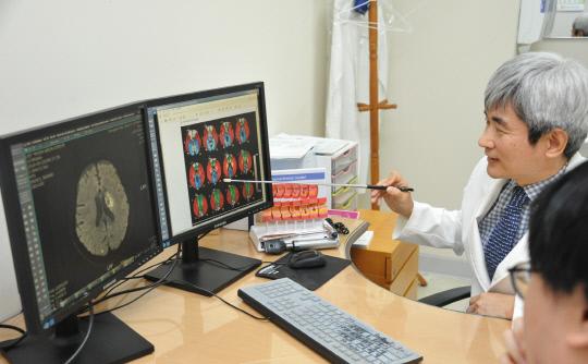 동국대 김동억 교수가 뇌경색 환자 진료에 뇌혈류지도를 활용하고 있다. 사진=KRISS 제공
