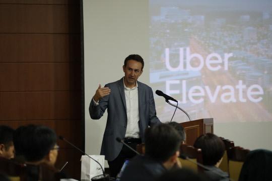 앨리슨 우버항공사업 대표가 11일 오전 10시 한국항공우주연구원 연구1동 국제회의실에서  
The Future of Cities with Uber Elevate라는 주제로 강연을 하고 있다. 사진=한국항공우주연구원 제공.  

