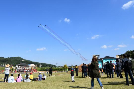 공군 제20전투비행단은 12일 제17회 서산해미읍성축제 개막을 기념하는 축하비행으로 관광객들의 눈길을 끌었다.
사진=공군 제20전투비행단 제공
