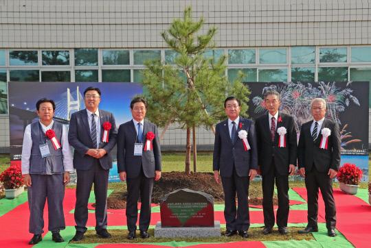 지난 12일 일본 다이센시에서 김홍장 시장과 김기재 의장이 당진시의 시목이 소나무를 식재했다. 사진 = 당진시 제공
