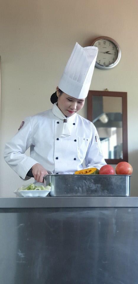 전국기능경기대회 요리부문 장려상을 수상한 이다은 학생이 요리솜씨를 뽑내고 있다. 사진=논산여상 제공
