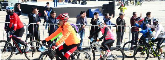 `2018 서천자전거대행진`이 13일 서천군 금강하구둑 일원에서 대전일보 주최로 열려 자전거 동호인과 일반인등 참가자들이 내빈들의 응원을 받으며 출발하고 있다. 빈운용 기자 
