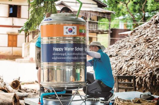 한국수자원공사 봉사단이 15일부터 21일까지 베트남 오지마을에 물 사용 환경 개선을 위한 사회공헌활동을 펼칠 예정인 가운데 지난해 K-water 봉사단이 미얀마 산칸마을을 방문, 초등학생들이 사용할 급수대용 물탱크를 설치하고 있다.
사진=수자원공사 제공
