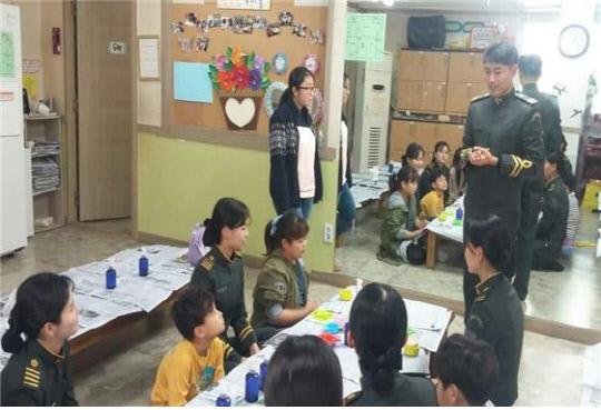 국군간호사관학교 생도들이 지역 어린이들을 대상으로 재난 관리 교육을 하고 있다. 사진=국군간호사관학교 제공

