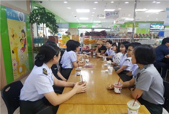 국군간호사관학교 생도들이 지역 학생 멘토링에 나서고 있다. 사진=국군간호사관학교 제공
