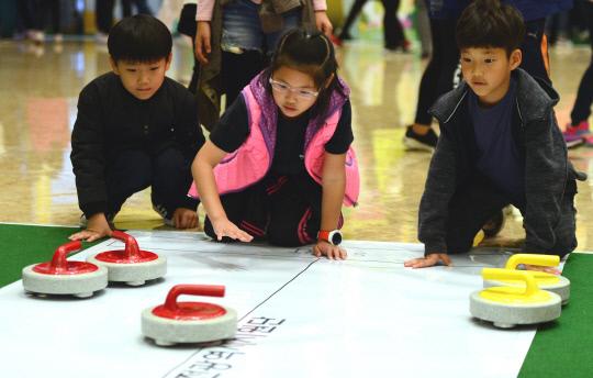 `꿈틀꿈틀 교육혁신, 대전교육의 미래를 열다`라는 주제로 `2018 대전미래교육박람회`가 대전시교육청 주최로 17일 대전시 유성구 호텔 ICC에서 3일간의 일정으로 개막해 참가 학생들이 컬링 체험을 하고 있다. 빈운용 기자
