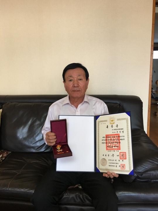윤석영 (사)대한보디빌딩협회 고문이 지난 15일 체육인의 날을 맞아 정부로부터 받은 백마상 훈장을 들어보이고 있다. 사진=강은선 기자
