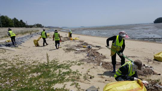해양환경미화원들이 해양쓰레기를 수거하고 있다. 사진=충남도 제공

