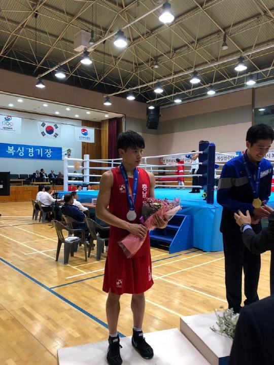 청양군청소속 라이트플라이급(48kg) 안성호 선수가 값진 은메달을 획득하고 메달을 목에 걸었다.사진=청양군 제공
