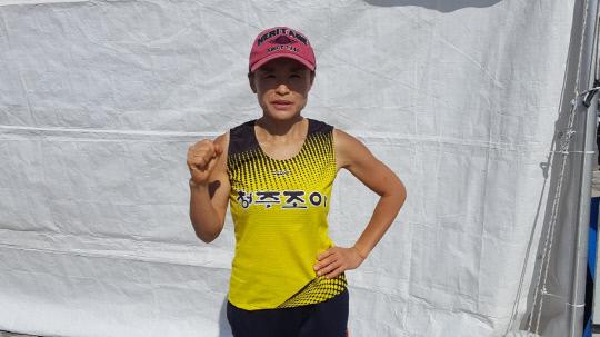 2018 충청마라톤대회 여자 하프 우승자 박순옥(48)씨가 우승 후 포즈를 취하고 있다. 사진 = 김대욱 기자

