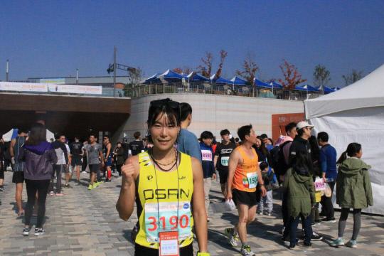 한화와 함께하는 2018 충청마라톤대회에서 여자 10㎞ 우승을 차지한 윤선미씨. 이호창 기자
