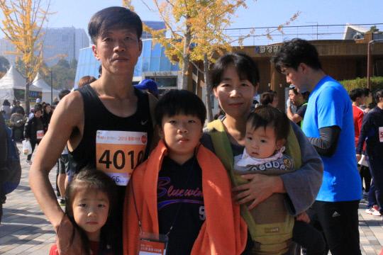 `2018 충청마라톤 대회` 남자 풀코스에서 우승한 김용범(42·왼쪽 첫번째)씨가 가족들과 기념사진을 찍고 있다. 사진=김대욱 기자
