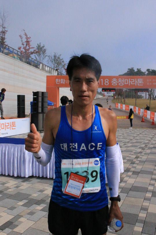`한화와 함께하는 2018 충청마라톤대회`에서 남자 10㎞ 우승을 차지한 김수용씨. 박영문 기자
