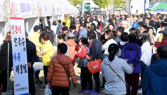 지난 19일부터 21일까지 대전 중구 서대전시민공원에서 진행된 `제4회 대전칼국수축제`에 다양한 칼국수를 맛보기 위한 시민들이 발걸음이 이어지고 있다. 사진=대전 중구 제공
