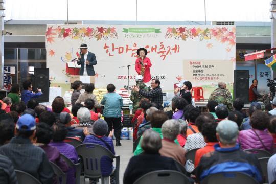 청양시장 상인회(회장 명노우)는 침체된 전통시장을 활청양전통시장 내 중앙광장에서 22일 `고객사랑 한마음 대축제`를 개최했다.사진=청양군 제공