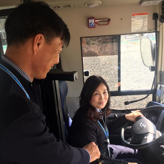 25일 세종도시교통공사 버스 내부에서 전국 최초 부부 승무사원 김태환(왼쪽), 이현주 씨가 미소를 짓고 있다. 사진=조수연 기자
