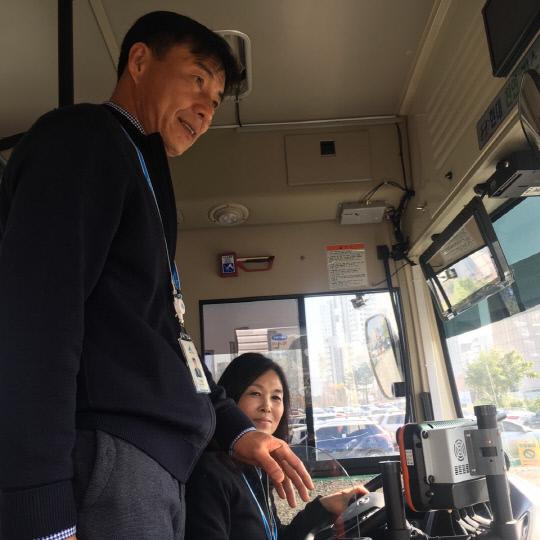25일 세종도시교통공사 버스 내부에서 전국 최초 부부 승무사원 김태환(왼쪽), 이현주 씨가 미소를 짓고 있다. 사진=조수연 기자
