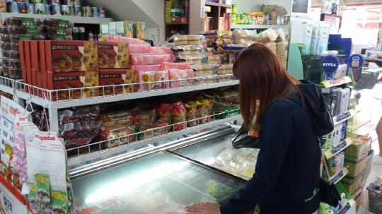 31일 대전 동구 정동의 외국인 식료품 가게 `WORLD FOOD`에서 한 외국인이 냉동 식품을 고르고 있다. 사진=김대욱 기자 
