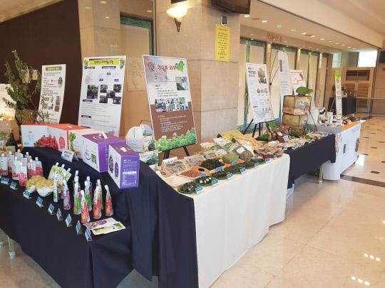 지난 31일 대전시 호텔선샤인에서 열린 `2018년 농촌융복합산업 우수사례 경진대회` 출품작들. 사진=농림축산식품부 제공
